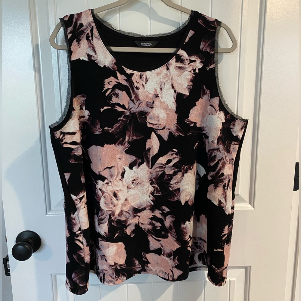🛍️SALE…Simply Vera Vera Wang Black Tank Top with Pink Floral Print